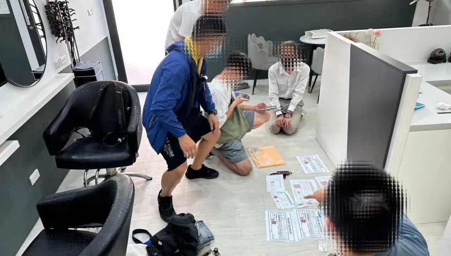 影/鱷魚的眼淚？面交車手遭逮「下跪道歉」　警查扣61萬依法送辦
