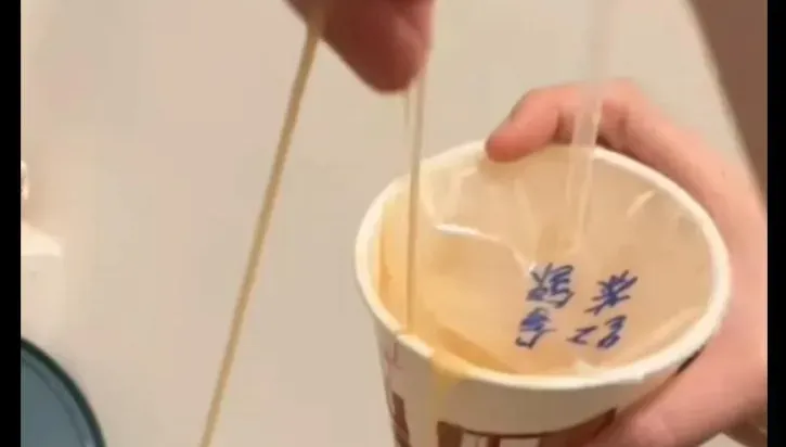 影/噁爆！點外送「紅茶拿鐵」竟是黏糊勾芡物　網：超像鼻涕…