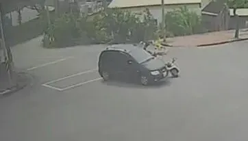 影/台中16歲少年無照載3女闖紅燈　撞飛雙載機車、6歲女童目睹父親慘死