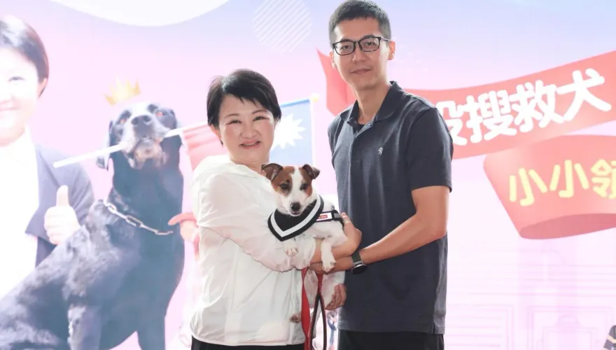 「打勾勾不能哭喔！」3退役搜救犬今畢業　盧秀燕一舉動3千人狂讚