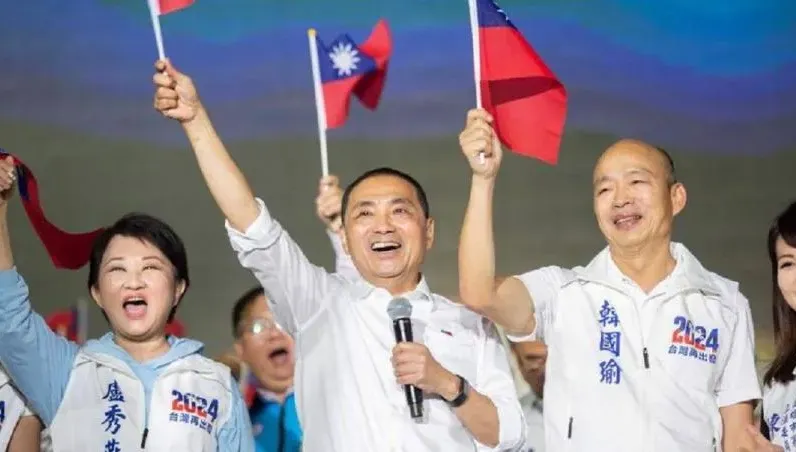 侯友宜造勢大會擠爆4萬人！韓國瑜用「韓式幽默」自嘲：支持者攝護腺腫大、過更年期