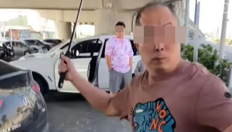 影/台61口湖休息站暴力！友人違停被糾正　BMW男甩棍「伺候」騎士