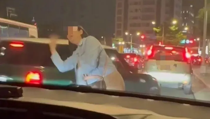 影/臉皮比牆厚！饒河夜市排隊停車「她肉身亂入」幫搶位　才罰500