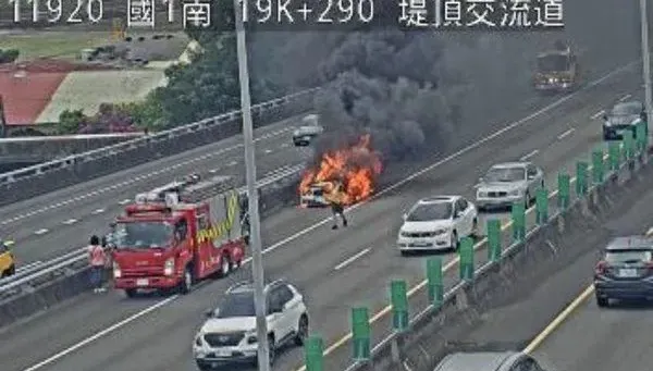 快訊/國1堤頂交流道火燒車竄濃煙！駕駛跳車逃命　狀況排除中