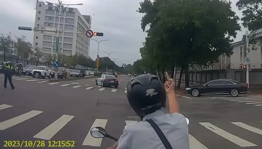 騎士不爽對蔡英文車隊怒比中指...竟遭員警狂吼盤查　總統府回應了