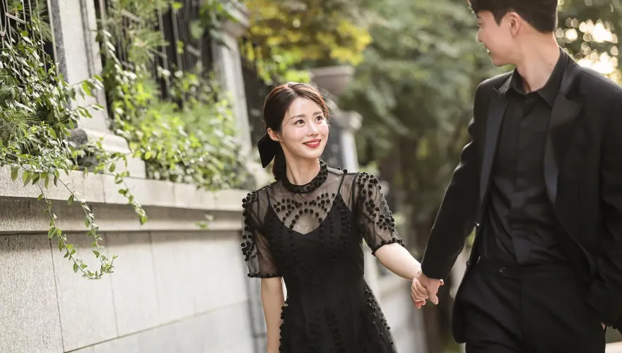 《愛的迫降》脫北女星金雅羅結婚了！「甜曬絕美婚紗」嫁圈外男友