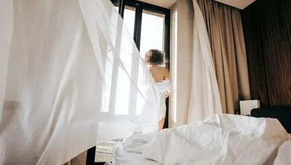 「親妳咪咪舒服不」！女房仲帶大老闆看房　夫見鹹濕對話索賠300萬