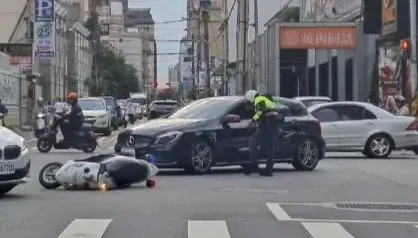 影/警用機車閃左轉賓士急煞自摔　目擊網友：不用報警了