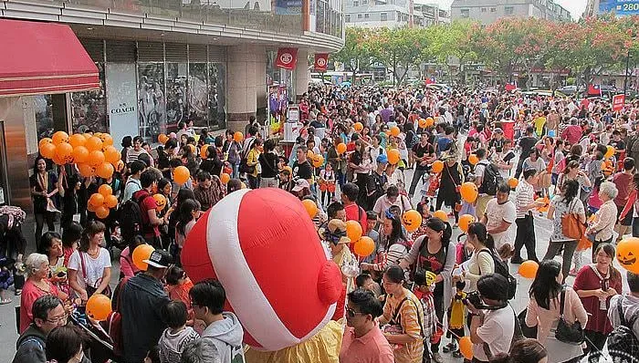 萬聖節塞爆！他感慨天母「為何沒捷運？」　在地人解答了