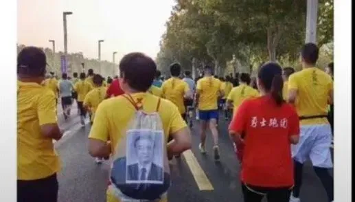 悼念李克強！陸馬拉松跑手背遺照上路　稱 「帶著他再在鄭州街上走一走」