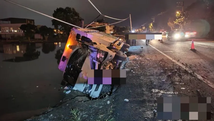 影/翻覆驚悚瞬間！宜蘭三星清潔隊回收車「撞電桿栽進田」釀1死2傷