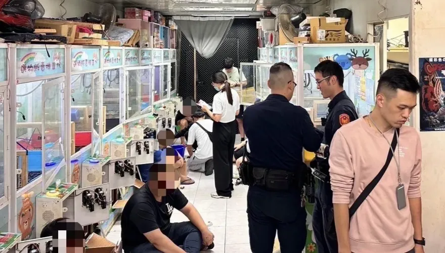 影/新北板橋2娃娃機店暗藏賭場　警逮7人查扣64萬現金