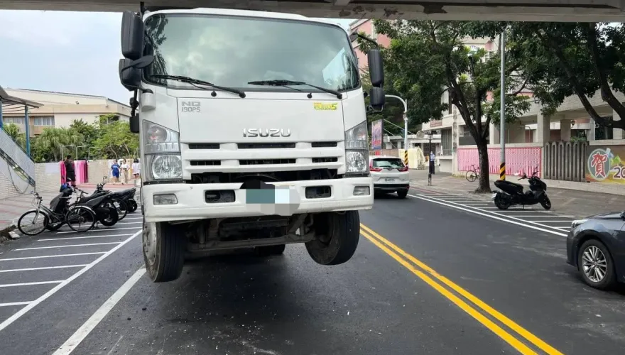 影/車斗未收直直駛！台南貨車卡住天橋「翹孤輪」騰空　駕駛恐罰6千