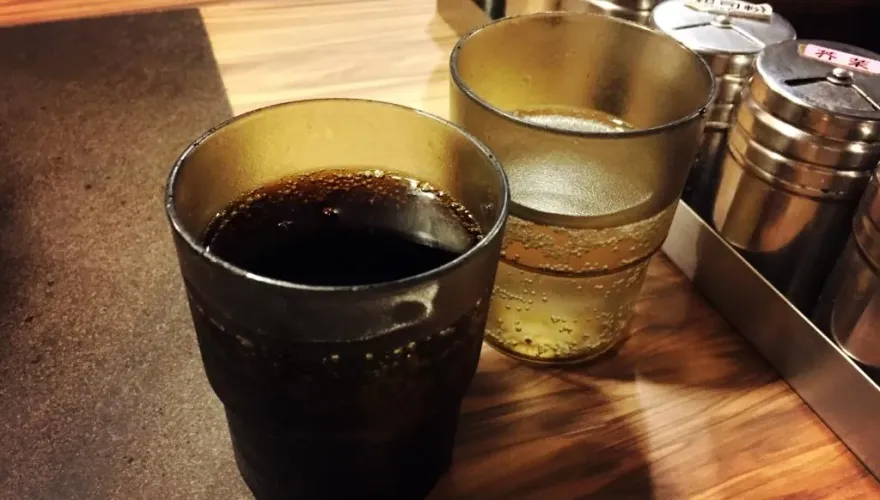 影/民眾用餐用濕紙巾擦塑膠杯　他揭開「不能說的秘密」好吃秘方