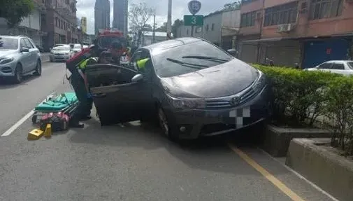 快訊/疑心臟病發！新北八里轎車自撞分隔島　駕駛昏迷送醫急救