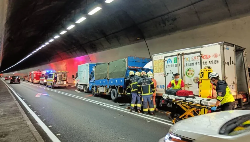 快訊/雪山隧道4車追撞！小貨車駕駛小腿骨折送醫　一度受困車內