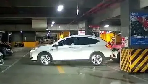 影/撞擊測試片！高雄三寶休旅車連2次「考驗」賓士鈑金　他笑翻：要跑掉了