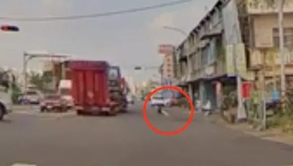 影/奪命血滴子！拖板車百公斤輪胎脫落飛滾　驚悚砸凹轎車鈑金