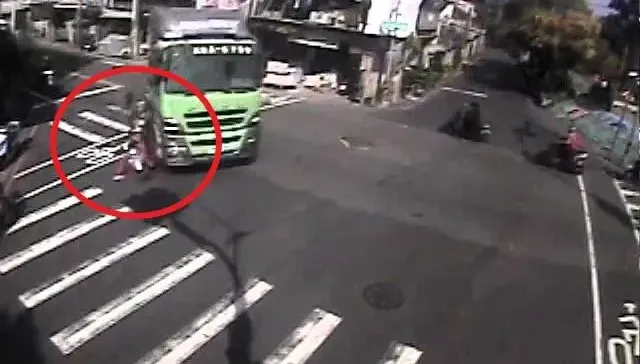 奪命死角！台中女騎士遭右轉聯結車輾過　搶救1小時不治