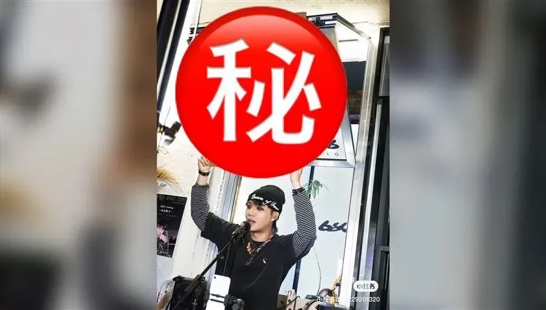 歌手化身「搖滾男神」！萬聖節街頭舉「27字牌子」催淚