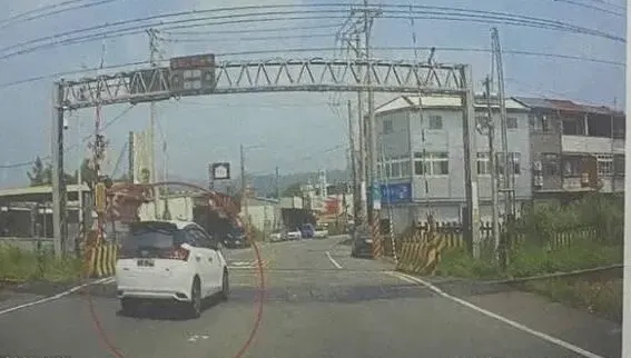 平交道超車被檢舉！駕駛收3.4萬元罰單嚇壞