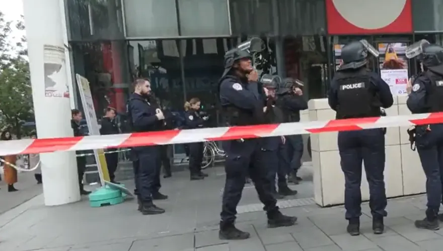快訊/在巴黎地鐵高喊「你們都去死」！戴頭巾女子遭警槍擊
