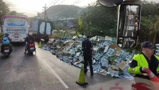 快訊/上班上課注意！基隆載酒聯結車漏貨　「大量台啤灑滿地」現場回堵3公里