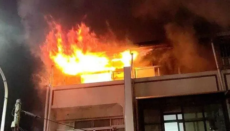 快訊/嘉義「知名早餐店」頂樓深夜火警　「火舌竄出窗戶」2戶慘延燒8人逃命
