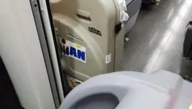 搭火車在走道驚見「神秘巨型塑膠箱」　行家驚呼別亂碰「弄壞賠不起」