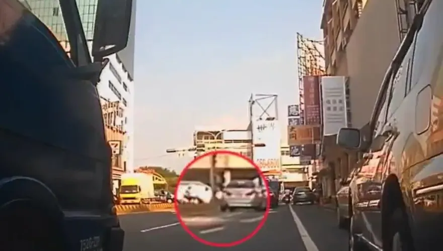 影/大膽！通緝男開「失竊牌照車」上路還藏毒　台南警街頭上演追逐戰