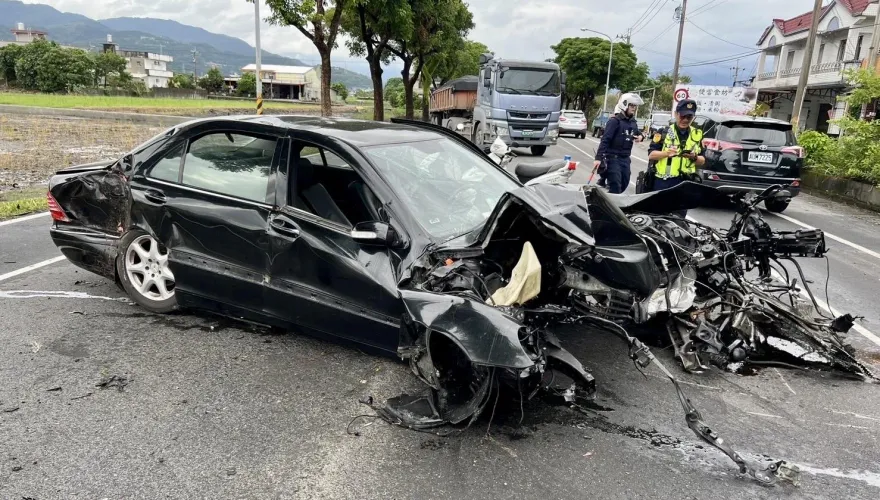 宜蘭27歲男酒駕開賓士自撞路樹　車頭開口笑引擎噴飛