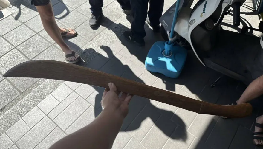 影/出腿趕狗！飼主夫婦怒持「木刀」砍人　反被鄰賞巴掌