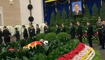 李克強逝世告別式現場曝光　遺體覆蓋黨旗躺鮮花...李鵬兒子前往悼唁