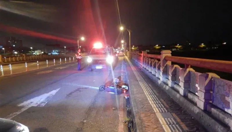 影/以為「電動滑板車」酒駕沒關係！台中男自摔一吐氣「酒測值0.96」