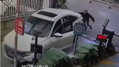 影/車子A到好心痛！她忘記做這件事「撞爛保時捷」…短短13秒荷包大失血