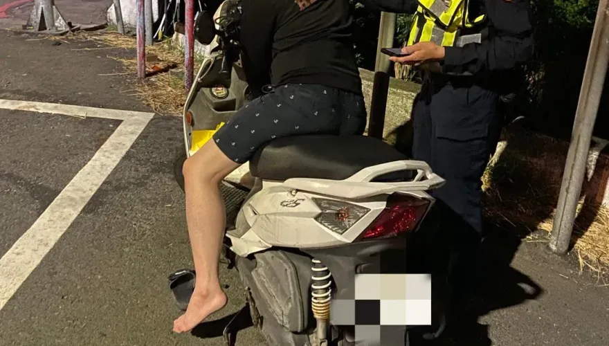 影/台中男「累到機車當床睡」！員警狂拍背沒反應　背後原因惹鼻酸