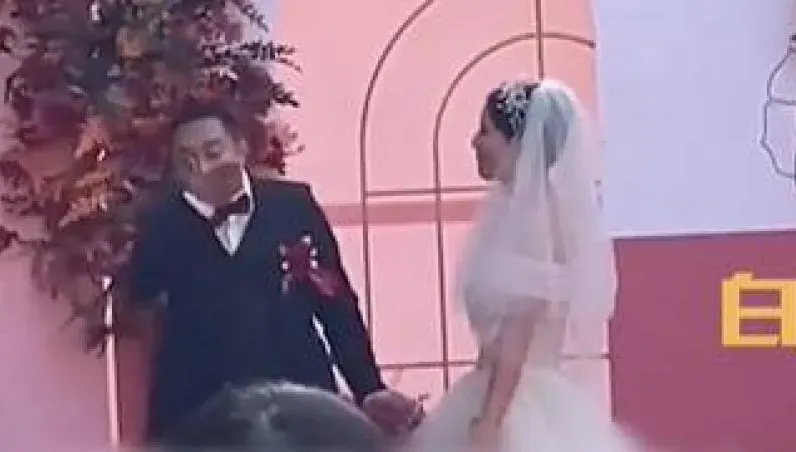 影/結婚接吻「新郎秒擦嘴新娘乾嘔」　互相嫌棄？真相大反轉