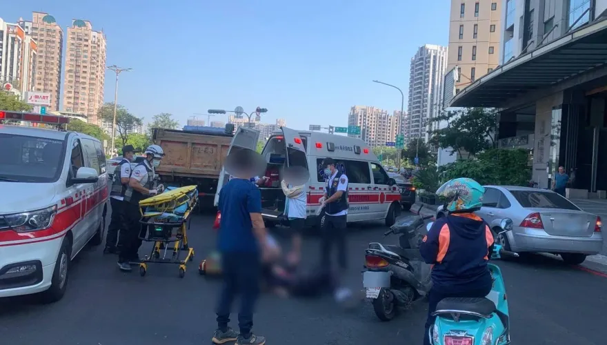 快訊/高雄砂石車擊落機車！87歲翁摔飛頭部重創　緊急送醫