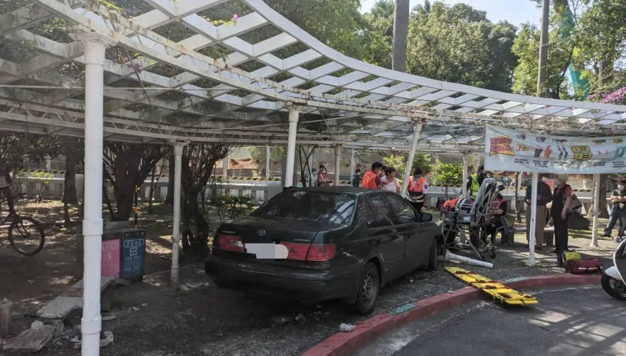 影/無枉之災！9旬翁載妻台大就診誤踩油門　車衝涼亭2女閃不過送醫