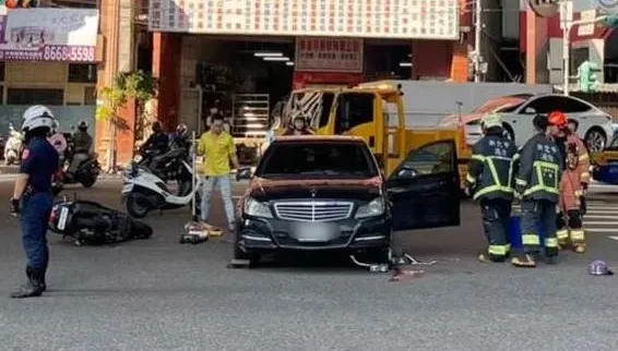 影/騎士遭賓士鏟倒驚悚輾過　民眾抬車救人驚險畫面曝