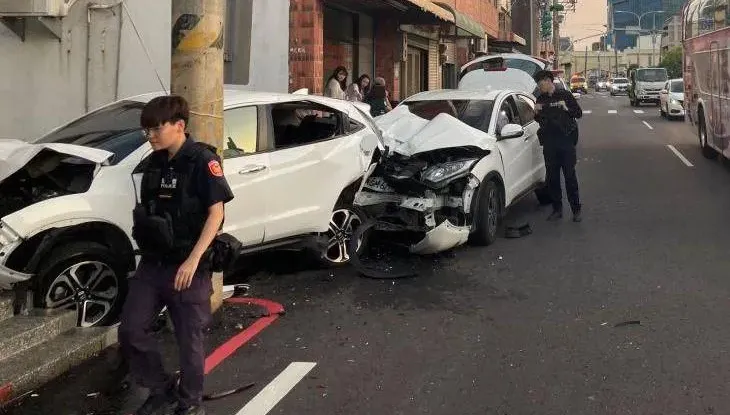影/油門當煞車踩！桃園女三寶擦撞機車　釀5車連撞、民宅也遭殃