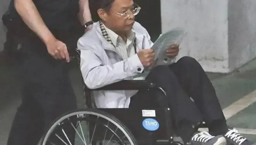 五教共主「少龍」涉性侵6仙女！坐輪椅出庭不認罪　信眾護駕嗆聲