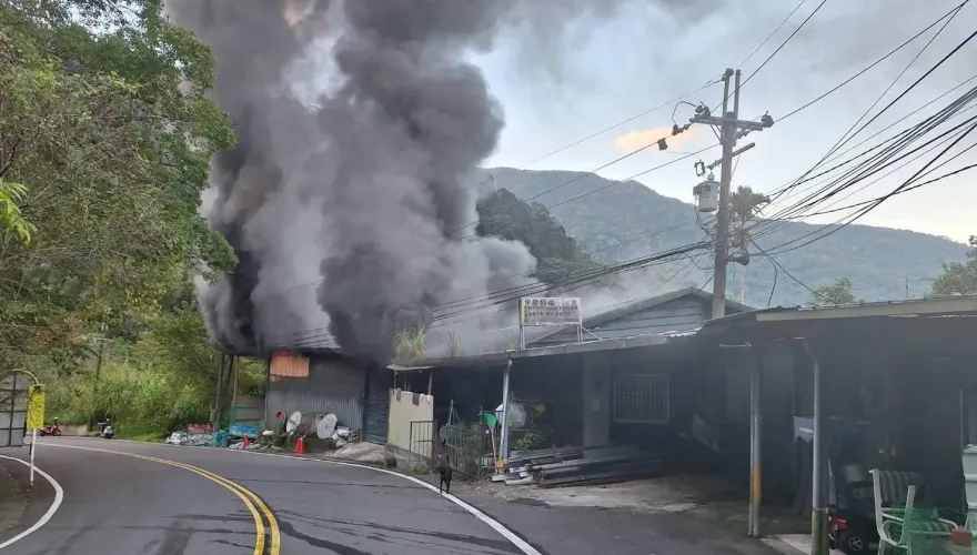 快訊/新北烏來倉庫大火！濃煙遮蔽天空　現場道路封鎖搶救中