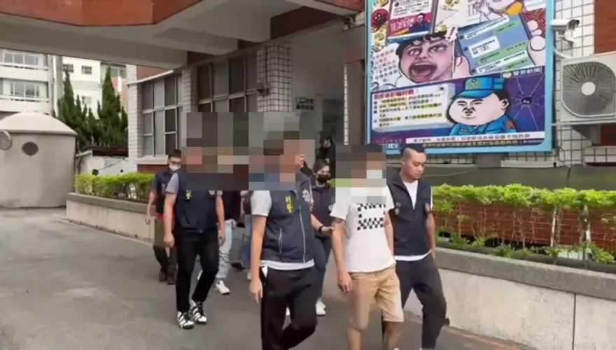 影/中古車買賣糾紛！台中暴力男控非「原廠車」率眾砸車、撒冥紙　介紹人也遭殃