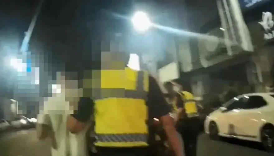 影/高雄酒客鬧事！警方出動快打、噴辣椒水　逮捕2男送辦