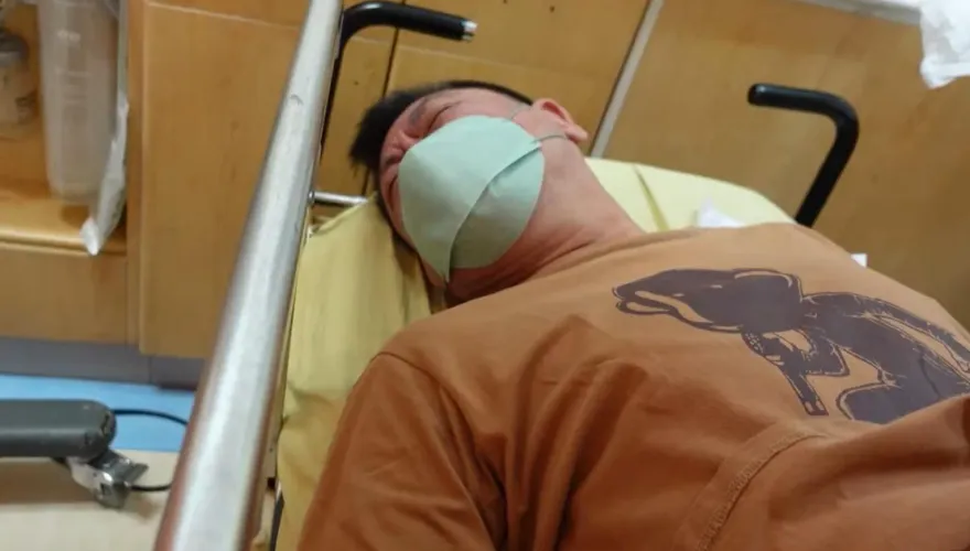 影/孫德榮入院！ 急診躺床「插30公分超粗尿管」痛叫：別問快死了沒