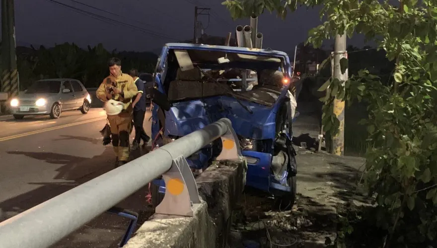 影/恐怖！高雄貨車「自撞橋墩」慘遭鐵管穿車頭　警消破車救人