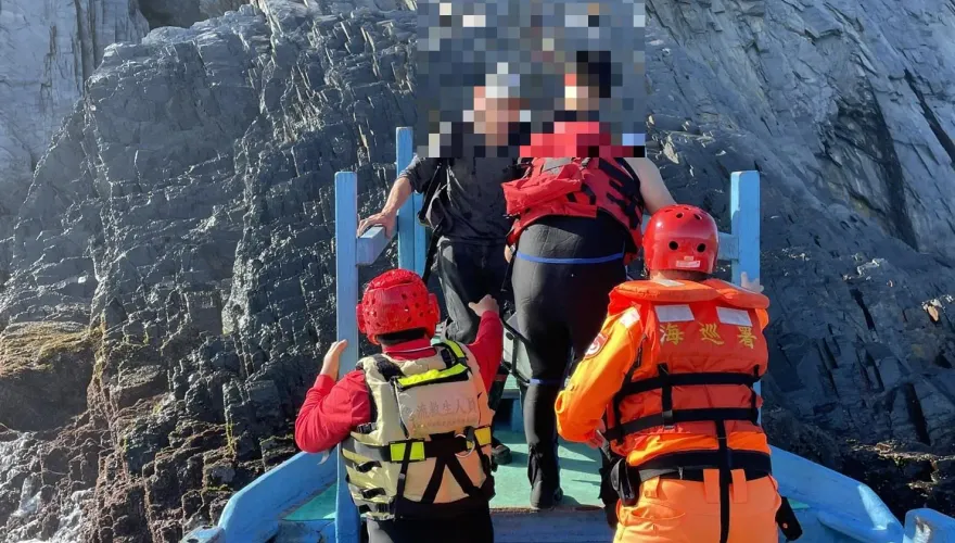 影/宜蘭玻璃海灘2釣客困礁石　舢板船衝現場救援1傷送醫