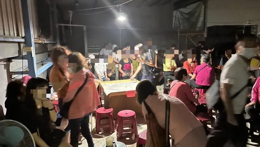 影/「鐵皮鴿舍」竟藏天九牌職業賭場！高雄警甕中捉鱉逮78人　最資深賭徒75歲