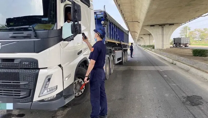 扯！砂石車隊7車超載「全部70噸起」！超重逾1倍　警祭百萬罰單